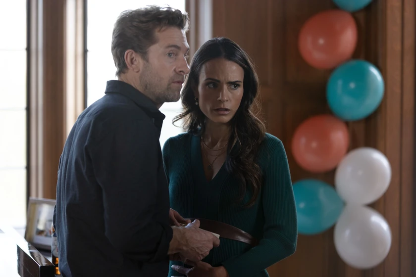Jordana Brewster y Scott Speedman en la-puerta-del-sotano