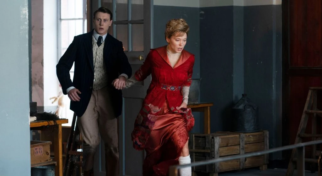 George MacKay y Léa Seydoux en la-bestia