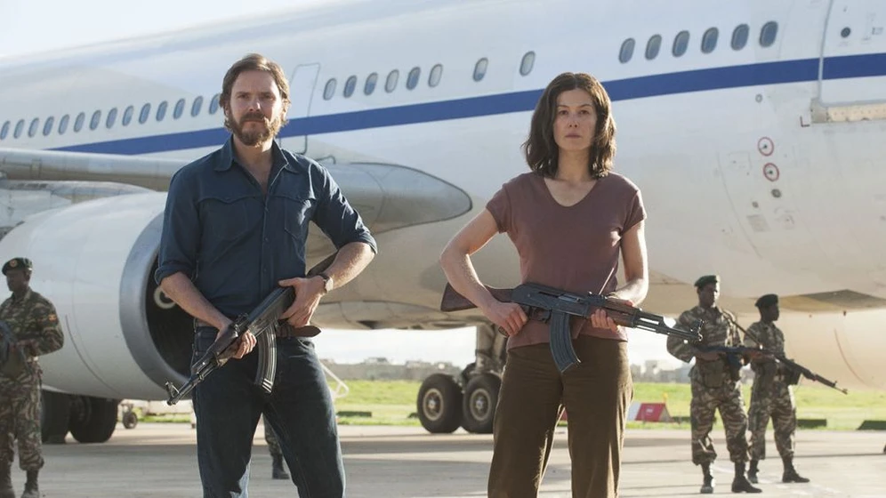 Rosamund Pike y Daniel Brühl en 7-dias-en-entebbe