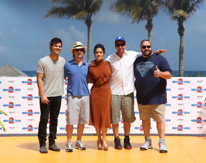 Salma Hayek, Adam Sandler, David Spade, Kevin James y Taylor Lautner en ninos-grandes-2 (Photocall en Cancún. Abril 2013)