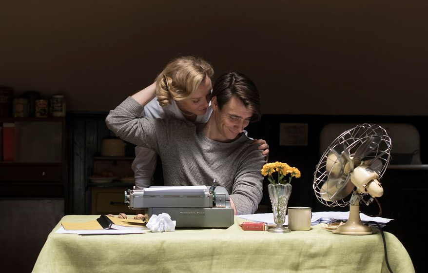 Harry Lloyd y Annie Starke en La Buena Esposa