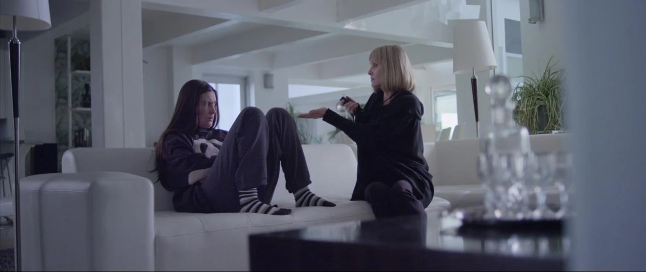 Barbara Crampton y Sarah Hagan en sun-choke