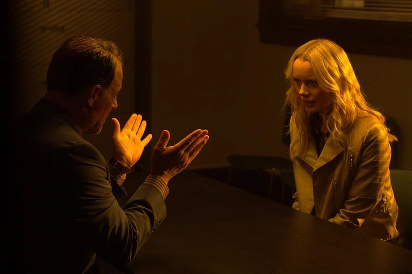 James Russo y Helena Mattsson en codigo-de-honor