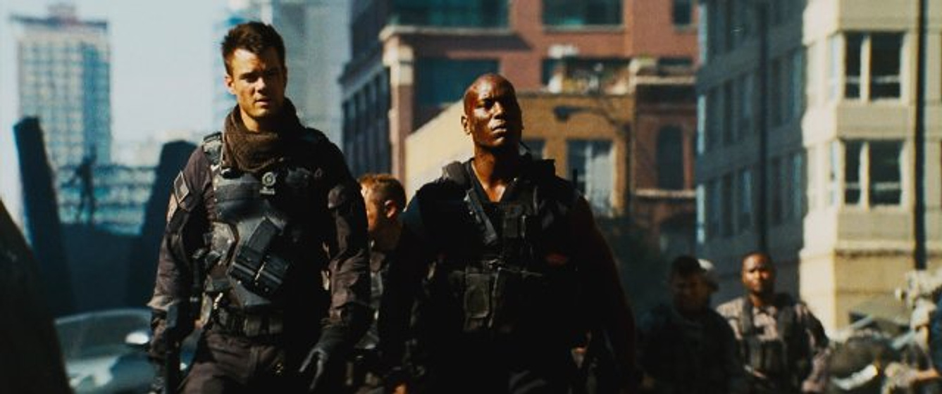 Tyrese Gibson y Josh Duhamel en Transformers: El lado oscuro de la Luna