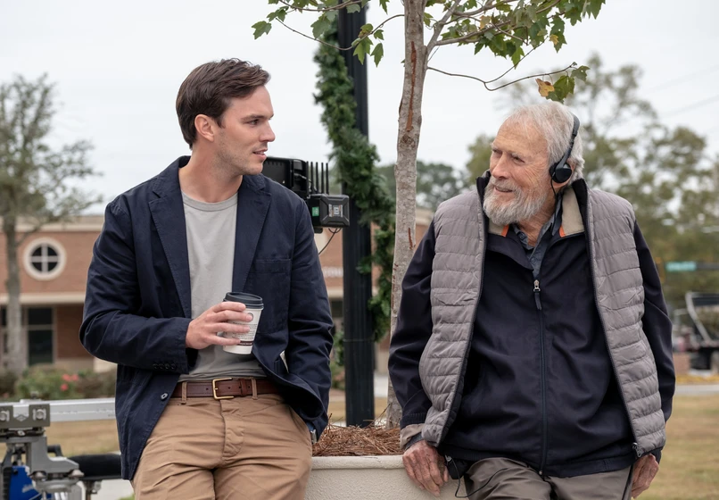 Clint Eastwood y Nicholas Hoult en jurado-n-2 (Rodaje)