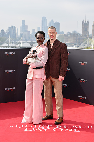 Lupita Nyong'o y Joseph Quinn en Un Lugar Tranquilo. Día Uno (Mayo 2024)