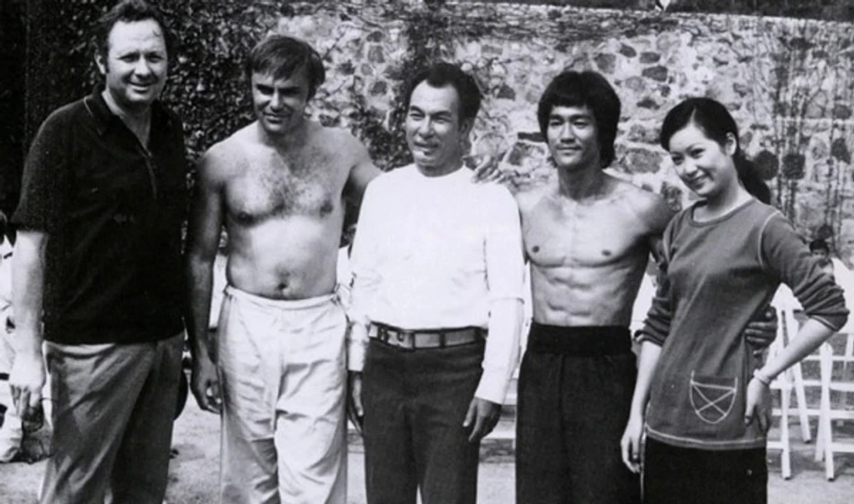 Bruce Lee, John Saxon, Kien Shih, Betty Chung y Robert Clouse en operacion-dragon