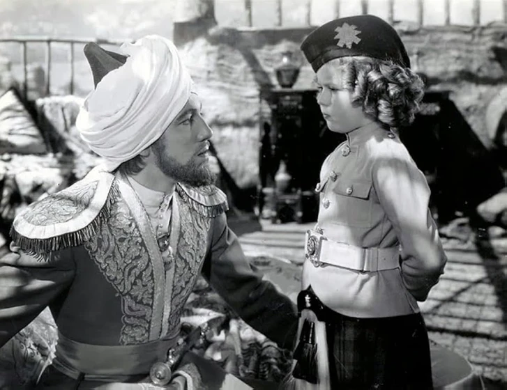 Shirley Temple y Cesar Romero en la-mascota-del-regimiento