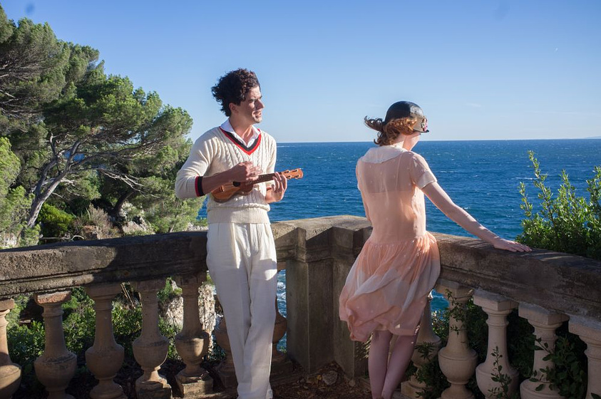 Hamish Linklater y Emma Stone en Magia a la luz de la luna