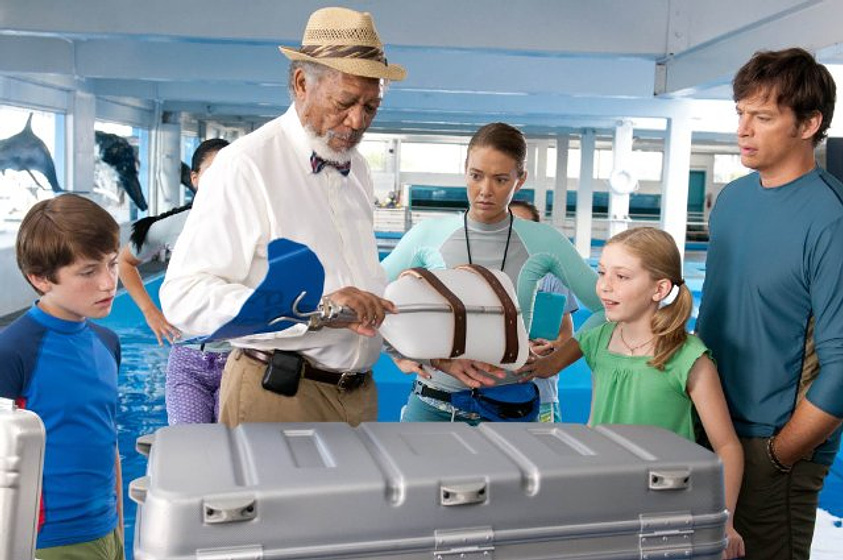Morgan Freeman, Harry Connick Jr., Nathan Gamble, Austin Highsmith y Cozi Zuehlsdorff en La Gran aventura de Winter el delfín