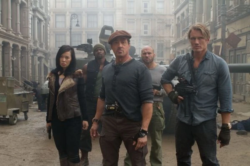 Sylvester Stallone, Dolph Lundgren, Terry Crews, Nan Yu y Randy Couture en los-mercenarios-2