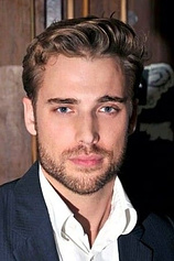 picture of actor Dustin Milligan