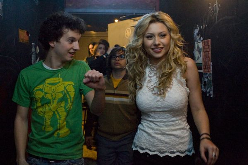 Alyson Michalka y Gaelan Connell en School Rock Band