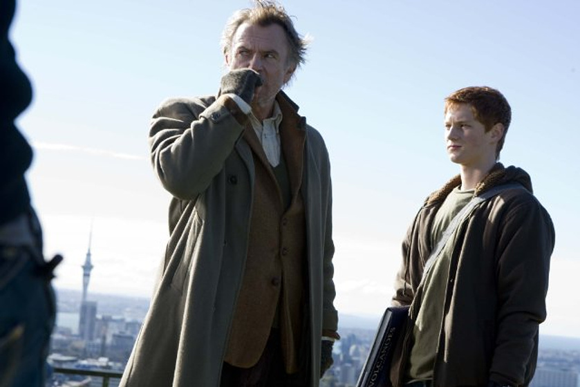 Sam Neill y Tom Cameron en Under the Mountain