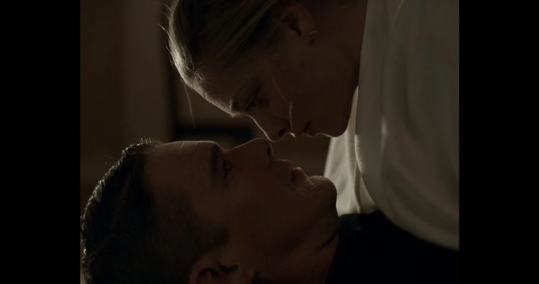 Ethan Hawke y Amanda Seyfried en el-reverendo
