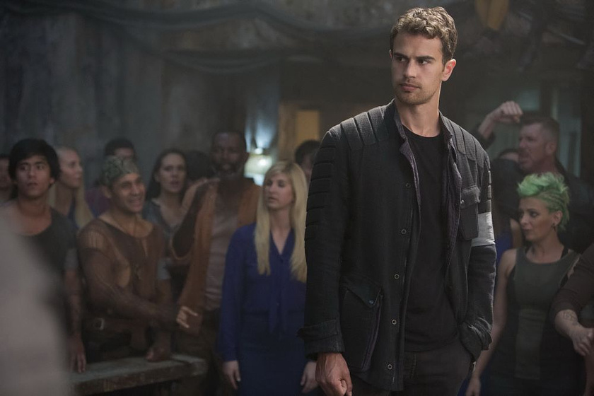 Theo James en La Serie Divergente: Leal