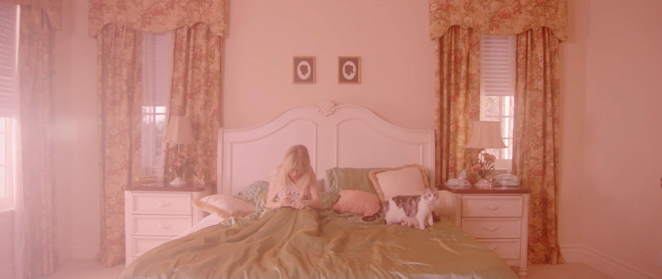 Carlson Young en el-mundo-resplandeciente