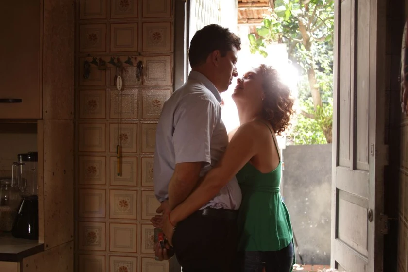 Milhem Cortaz y Leandra Leal en el-lobo-detras-de-la-puerta