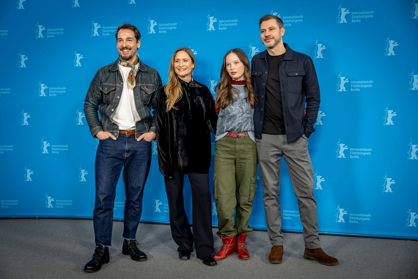 Felix Kramer, Laeni Geiseler, Laeni Geiseler y Frédéric Hambalek en Marielle lo sabe Todo (Berlinale. Febrero 2025)