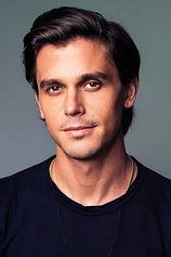 picture of actor Antoni Porowski