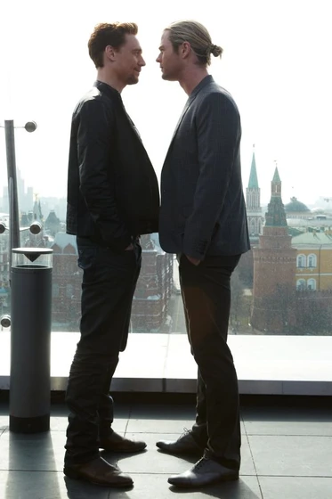 Tom Hiddleston y Chris Hemsworth en los-vengadores-2012 (Premiere en Moscu. Abril 2012)