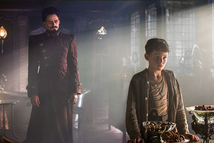 Hugh Jackman y Levi Miller en Pan. Viaje a nunca jamás