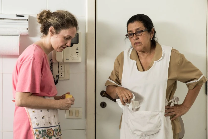 Regina Casé y Helena Albergaria en una-segunda-madre
