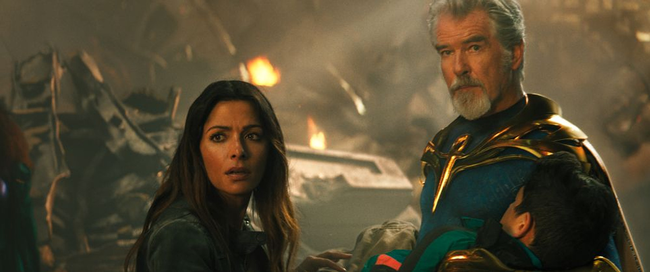 Pierce Brosnan y Sarah Shahi en Black Adam