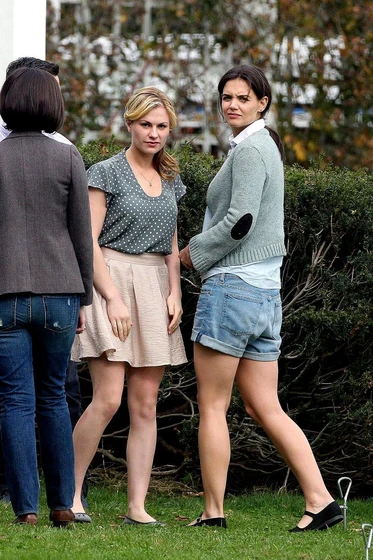 Anna Paquin y Katie Holmes en the-romantics