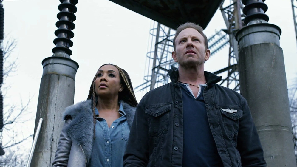 Vivica A. Fox y Ian Ziering en El Último Sharknado: Ya Era Hora