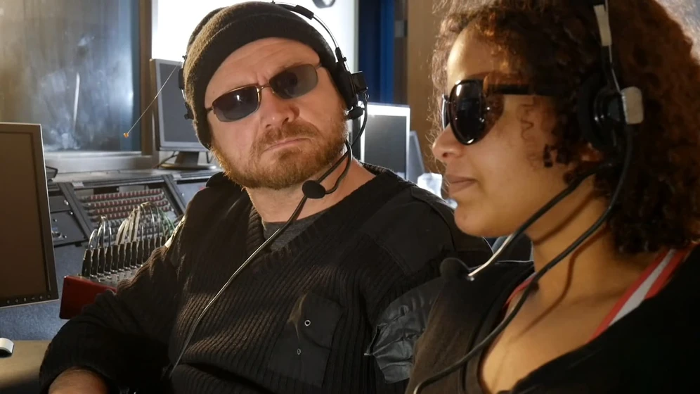 Jamie Morgan y Tim Hatch en jurassic-shark-2-aquapocalypse