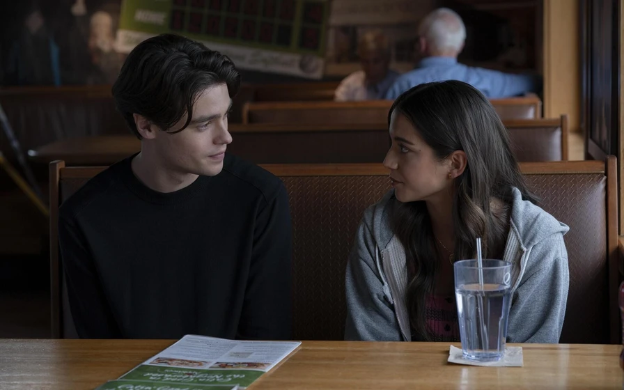 Isabela Moner y Felix Mallard en mil-veces-hasta-siempre