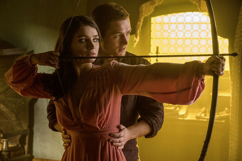 Eve Hewson y Taron Egerton en Robin Hood