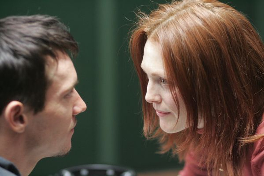 Julianne Moore y Jonathan Rhys-Meyers en La Sombra de los otros