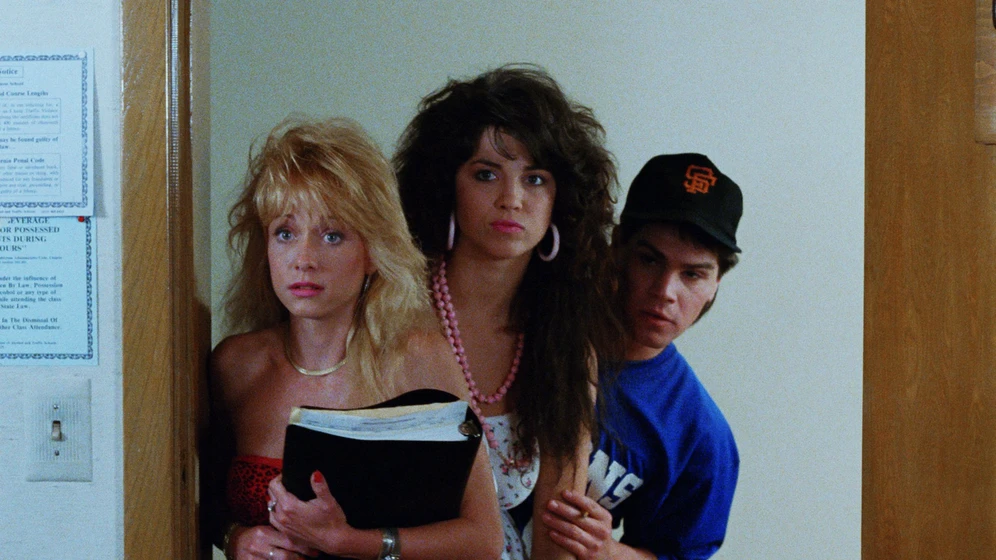 Linnea Quigley, Ken Abraham y Karen Russell en academia-antivicio-vice-academy