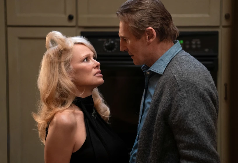 Liam Neeson y Pamela Anderson en agarralo-como-puedas-2025