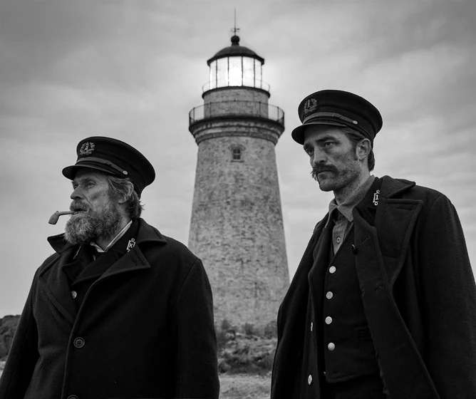Willem Dafoe y Robert Pattinson en el-faro-2019