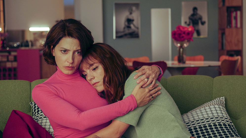 Bárbara Lennie y Vicky Luengo en amarga-navidad