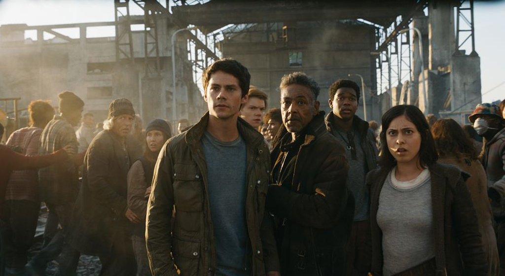 Giancarlo Esposito, Rosa Salazar y Dylan O'Brien en El Corredor del laberinto. La Cura mortal