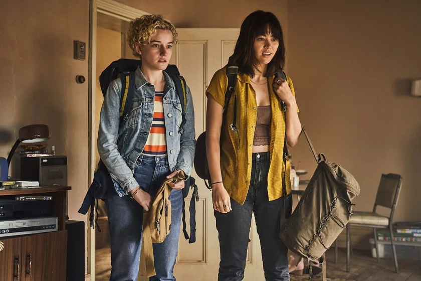 Julia Garner y Jessica Henwick en hotel-royal