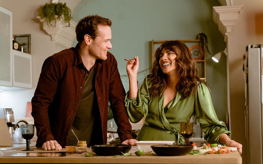 Sam Heughan y Priyanka Chopra Jonas en Love Again
