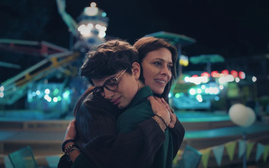 Claudia Pandolfi y Samuele Carrino en el-chico-de-los-pantalones-rosas