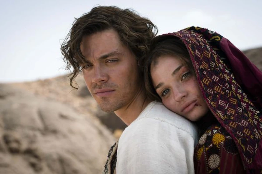 Tom Payne y Emma Rigby en El Médico