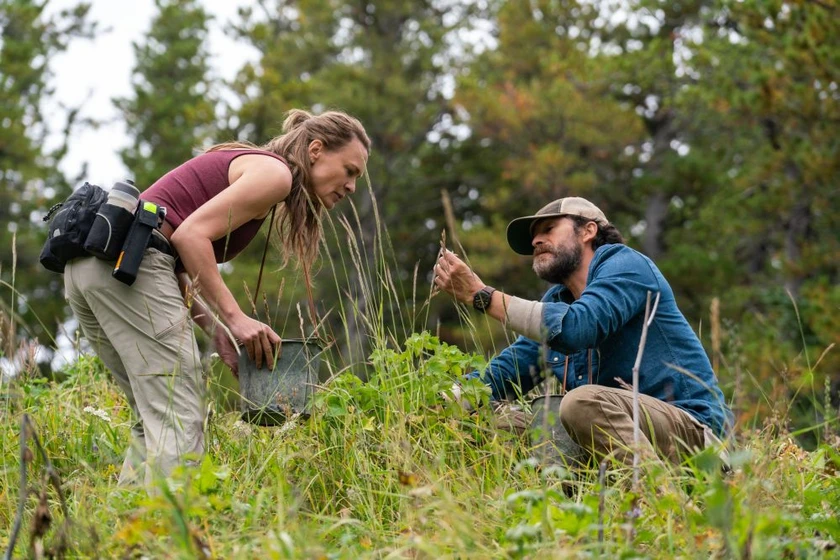 Robin Wright y Demián Bichir en en-un-lugar-salvaje