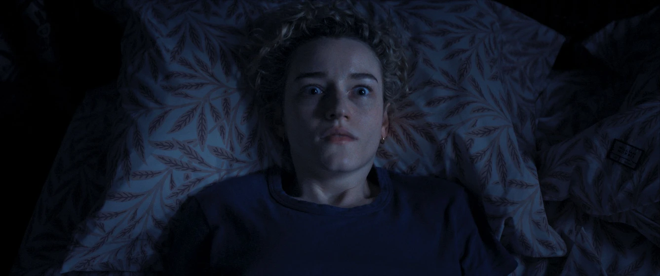 Julia Garner en weapons