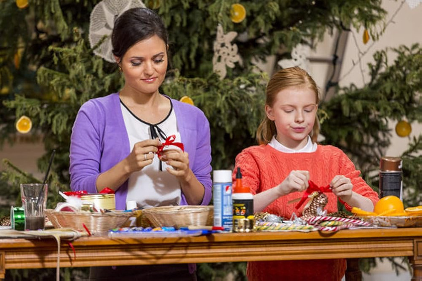 Danica McKellar y Ellie Botterill en corona-navidena