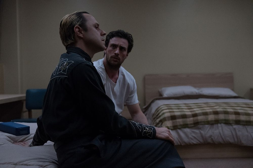 Giovanni Ribisi y Aaron Taylor-Johnson en En Mil Pedazos