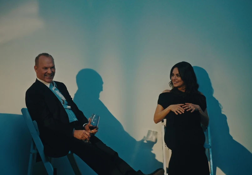 Michael Keaton y Mila Kunis en con-el-agua-al-cuello-2024