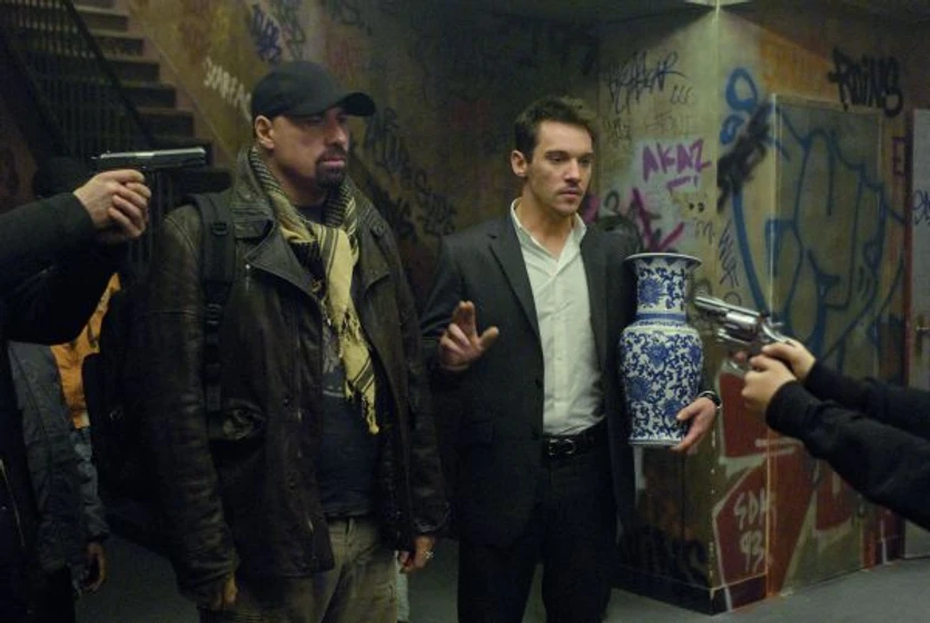 John Travolta y Jonathan Rhys-Meyers en desde-paris-con-amor