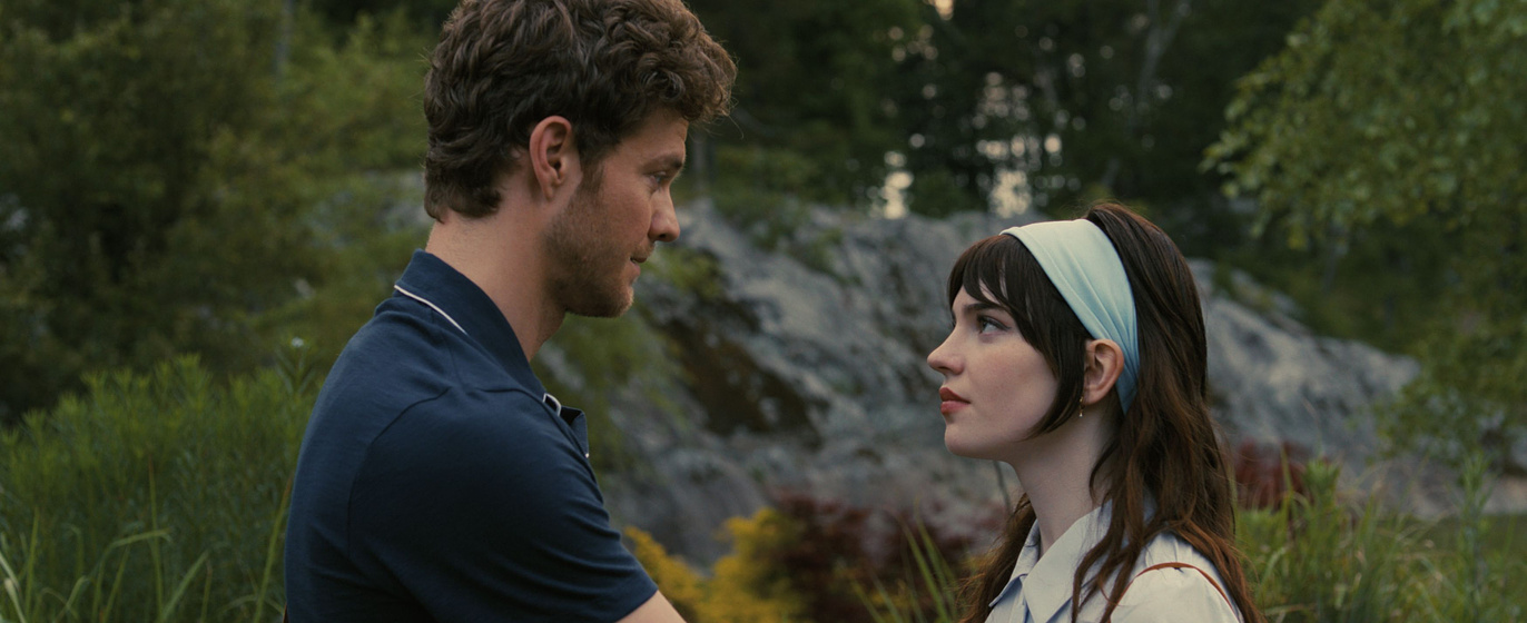 Jack Quaid y Sophie Thatcher en La Acompañante